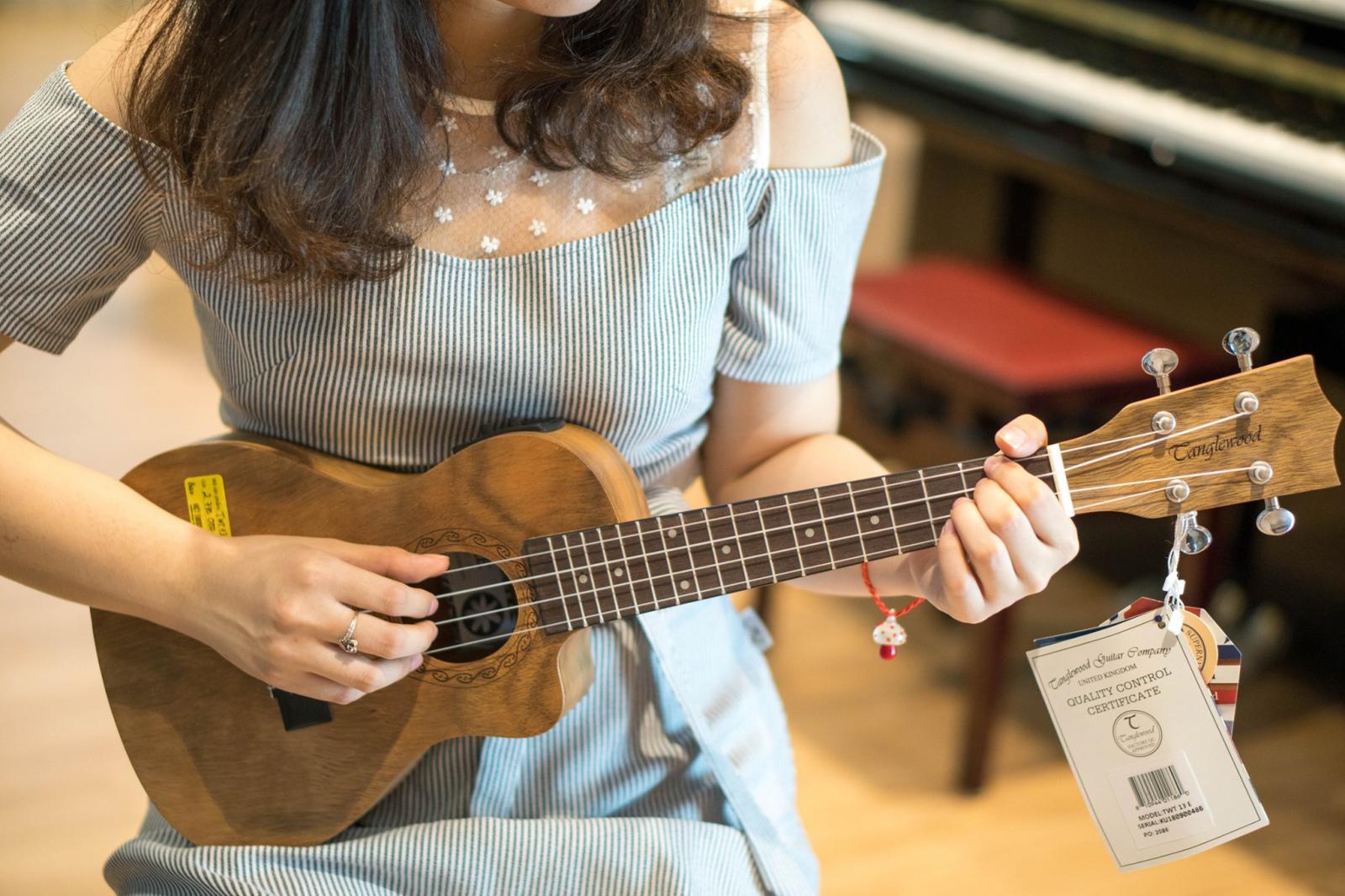 Cách Cầm Đàn và Bấm Hợp Âm Ukulele Cơ Bản Dễ Hiểu 2 Cách đánh đàn guitar 4 dây - đàn ukulele cho người mới bắt đầu