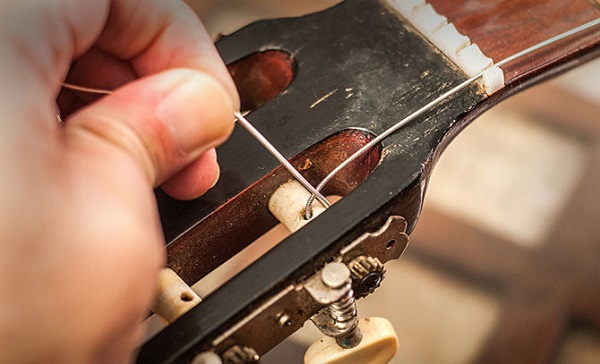 Cách gắn dây đàn guitar chi tiết cho đàn Classic và Acoustic Vinaguitar