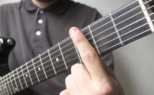 Hướng Dẫn Tự Học Đàn Guitar Tại Nhà Cho Người Mới 3 Hướng dẫn chơi các hợp âm chặn trên guitar