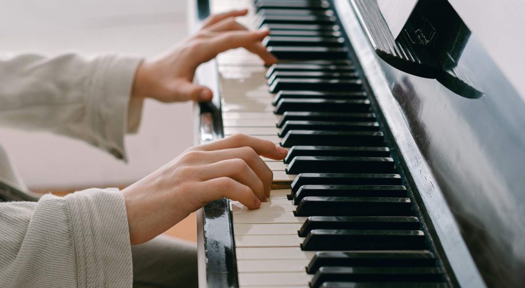 Hướng Dẫn Tự Học Piano Tại Nhà Hiệu Quả Cho Người Mới 9 Can I Learn To Play the Piano Without Reading Music?