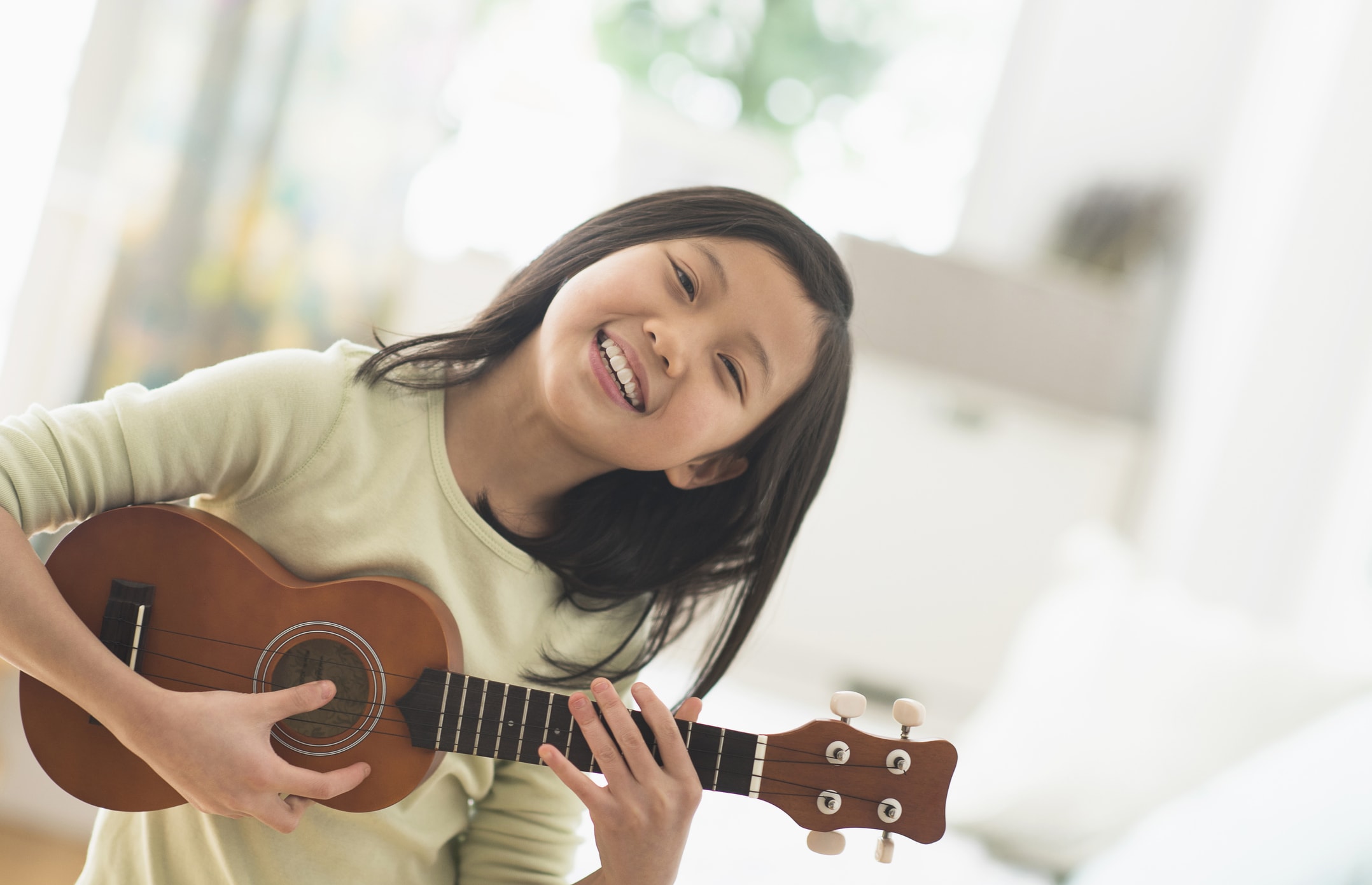 DẠY ĐÀN UKULELE CHO NGƯỜI LỚN – Tiến Thành Music School