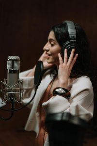 Ảnh có sẵn miễn phí về âm học phòng thu, âm nhạc, âm nhạc chuyên nghiệp,  bắn dọc, biểu diễn giọng hát, biểu hiện sáng tạo, bộ lọc pop, buổi hát, ca  hát, ca sĩ, cận cảnh, chân dung nhạc sĩ, công nghệ âm nhạc, đàn bà, ghi âm