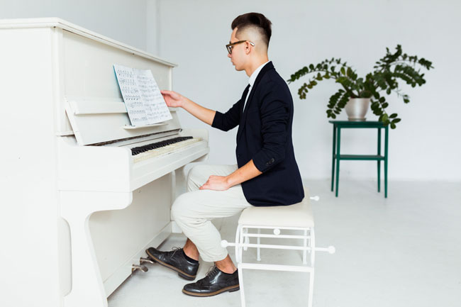 Tư thế ngồi đàn piano đúng cách, chuẩn và đẹp cho người mới