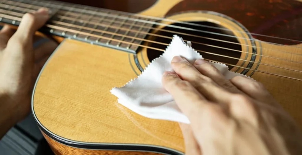 Bí Quyết Vệ Sinh và Bảo Quản Đàn Guitar Luôn Bền Đẹp 1 ve sinh than dan guitar acoustic